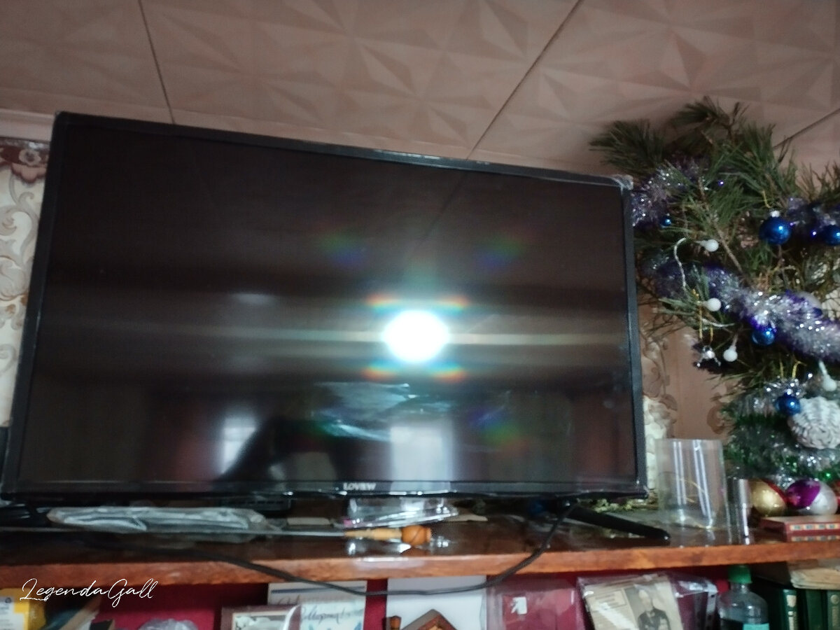 Это старый. Пока возле елочки поставили, на сервант