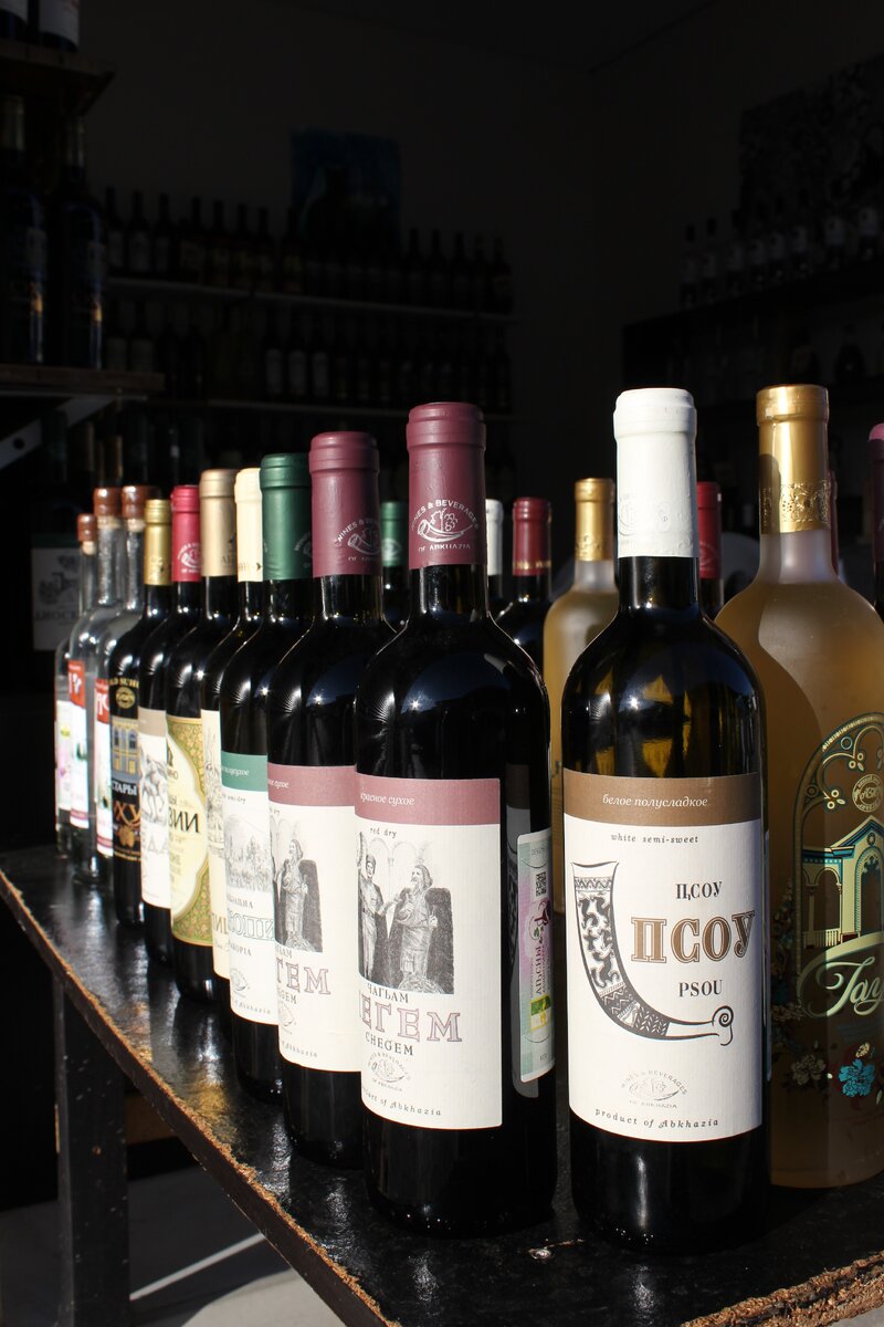 ...и вина. Привычное Абхазское, которое у нас по 350-400 р, здесь купите по 200 р.