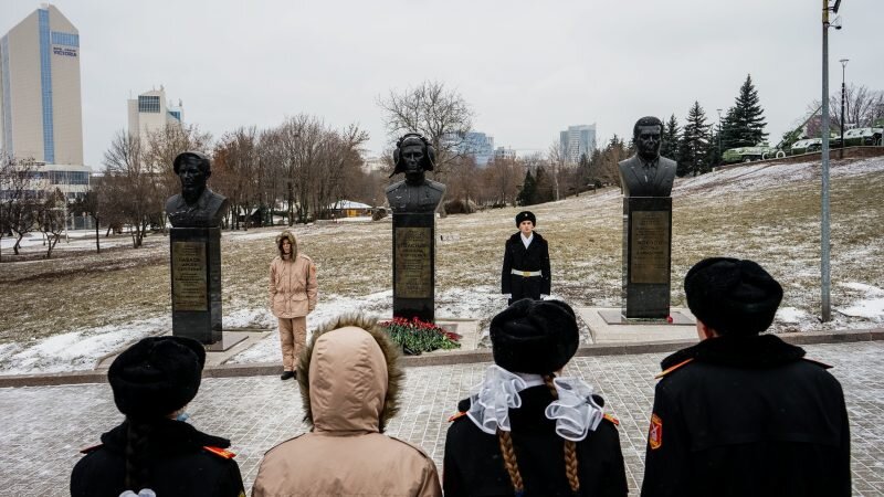 Фото военкора Дениса Григорюка с памятной церемонии