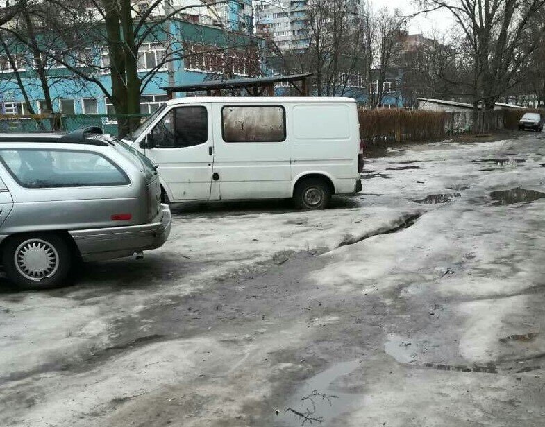 Мой микроавтобус на стоянке у дома