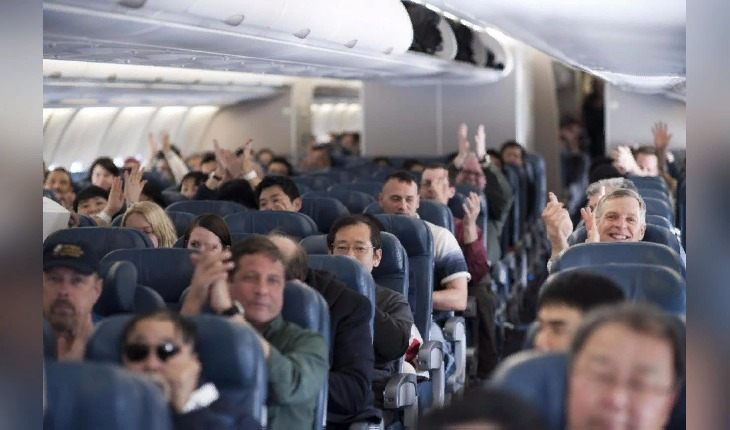 Своими аплодисментами пассажиры как бы показывают, что ожидали неудачной посадки 
