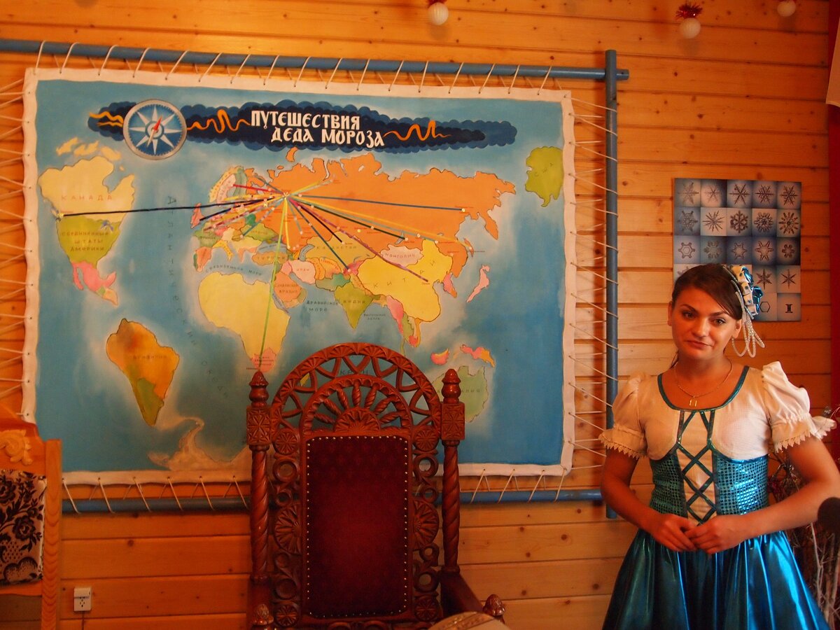 Девушка проводит экскурсию с большим энтузиазмом. 