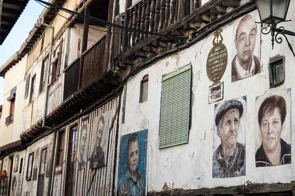 Все эти люди жили здесь много лет назад