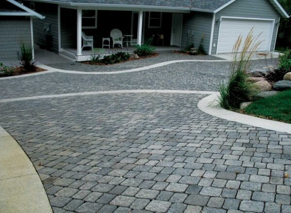 
Основой современных мостовых являются бруски – небольшие каменные параллелепипеды, стойкие к истиранию и иным внешним воздействиям. Ныне производители выпускают самые разные типы брусчатки – и такие, что созданы с применением ставших обычными строительных материалов (речь идет о бетонной плитке), и те, что изготовлены из натурального камня, в частности из гранита. В чем секрет популярности мощеных дорожек и дорог? Обустроенная близ офиса или дома мостовая делает окружающее пространство более ухоженным, привлекательным и гармоничным.