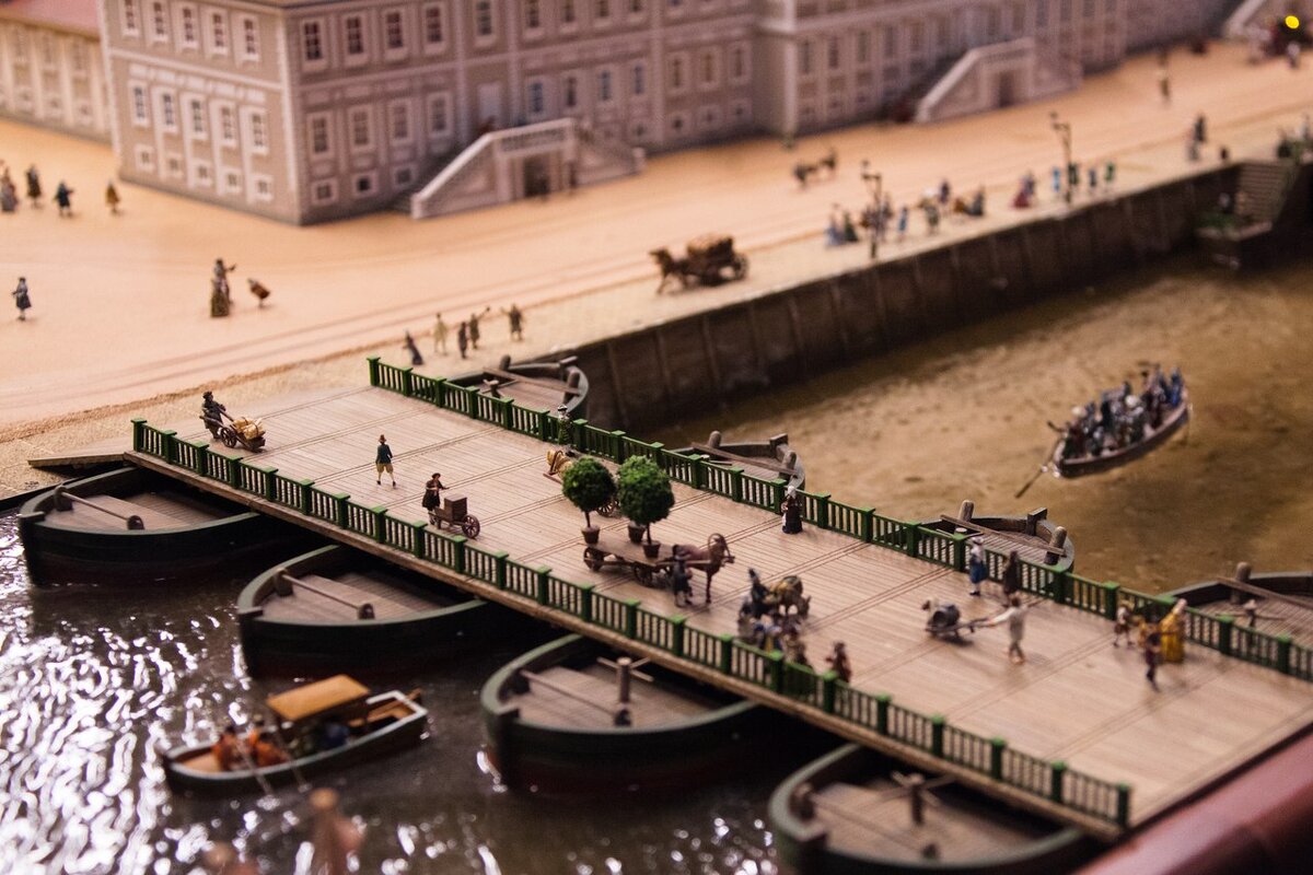 Самый первый мост в северной столице России был наплавным - и летним...