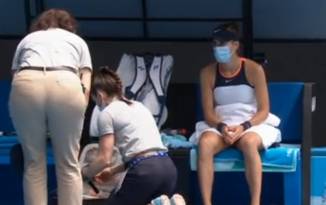 После 2 сета Белинде Бенчич понадобилась медицинская помощь. 