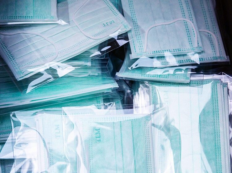 Маски стали главным атрибутом пандемии