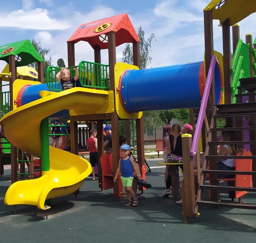 Современную малышню трудно выпроводить на детскую площадку.