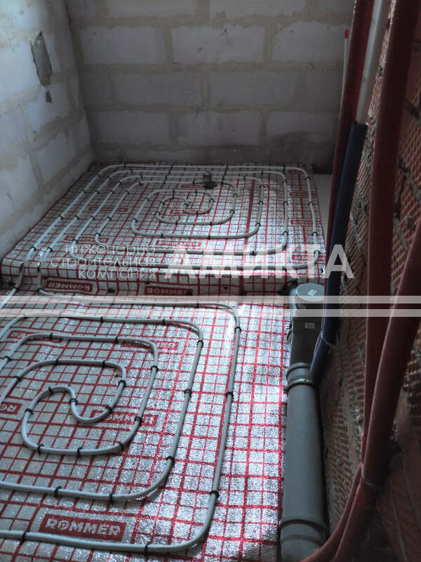 Нестандартной решение укладки водяного теплого пола Uponor Uni Pipe Plus с разнесением контуров на два уровня в ванных комнатах с подиумами для душевых кабин. Выполнение таких монтажных работ, продиктованных требованиями строгого соответствия высоты пола дизайн-проекту, выполняются таким образом, чтобы исключить появление пузырьков воздуха и последующее завоздушивание контура, и в систему обязательно устанавливаются автоматические воздухоотводчики. Фото с сайта https://amikta.ru/