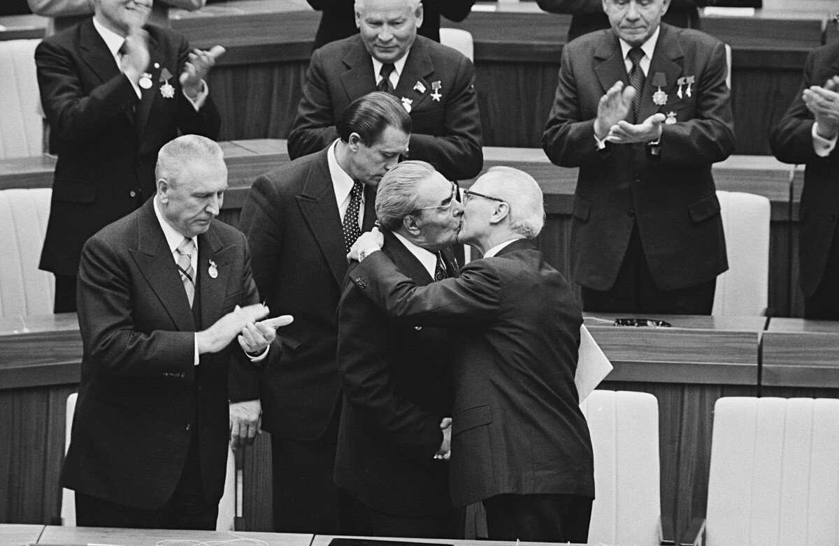  Леонид Брежнев и лидер Восточной Германии Эрих Хоннекер
