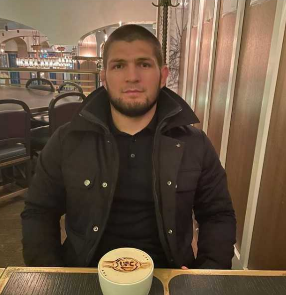 Хабиб Нурмагомедов в кафе (фото с Instagram)