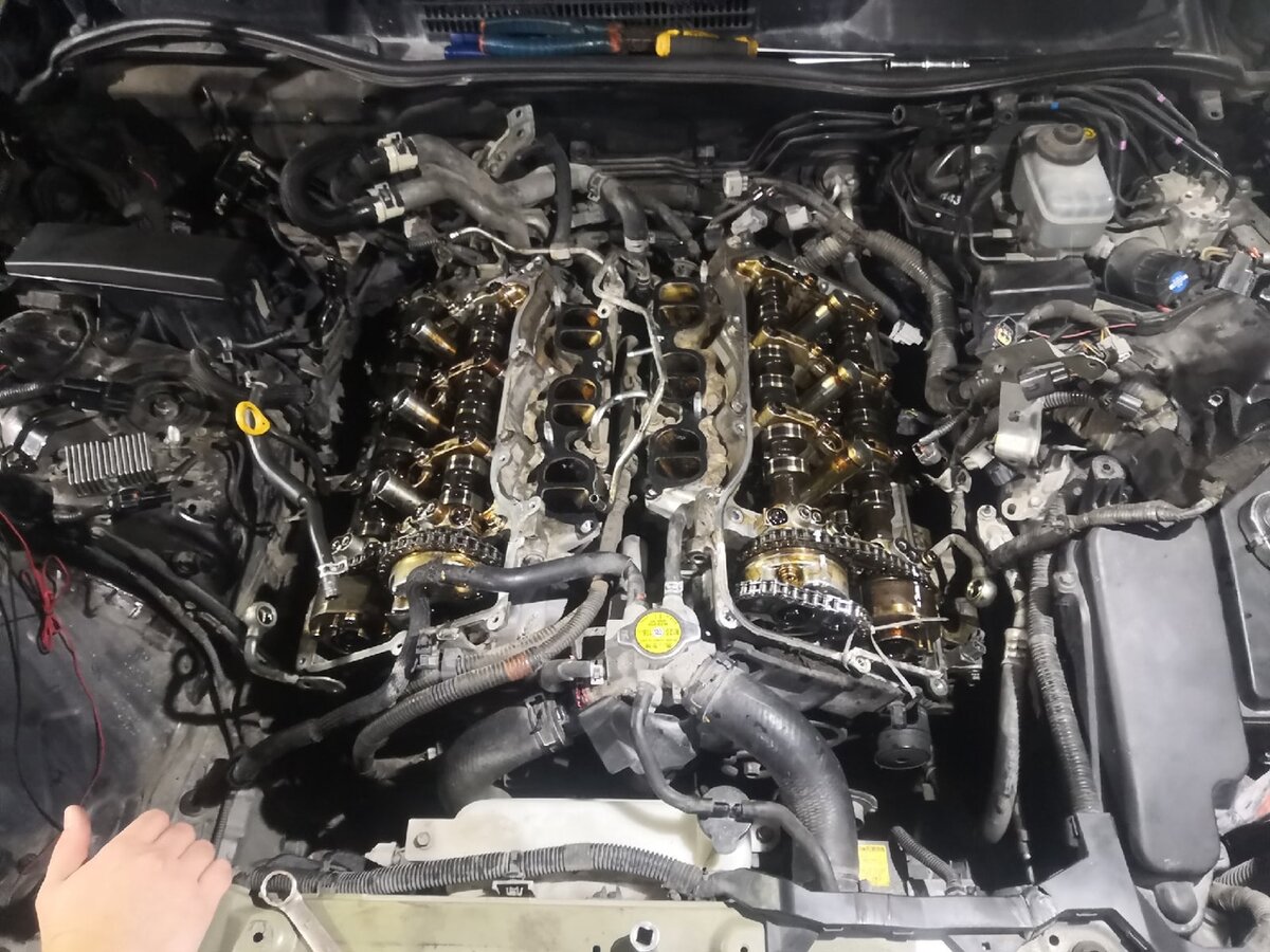 Двигатель 4grfse со снятыми клапанными крышками, готов к снятию распредвалов.