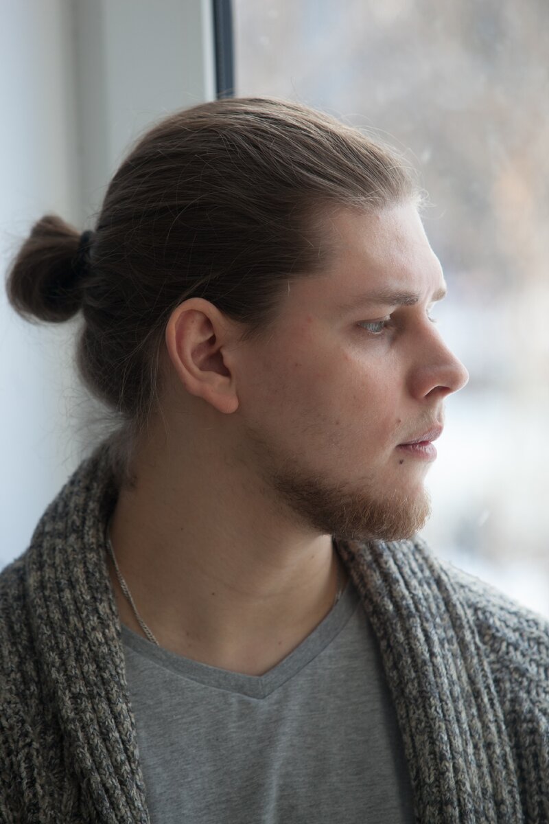 Художник Максим Дёмин