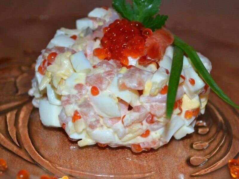 Салат Царский с кальмарами, креветками и красной икрой