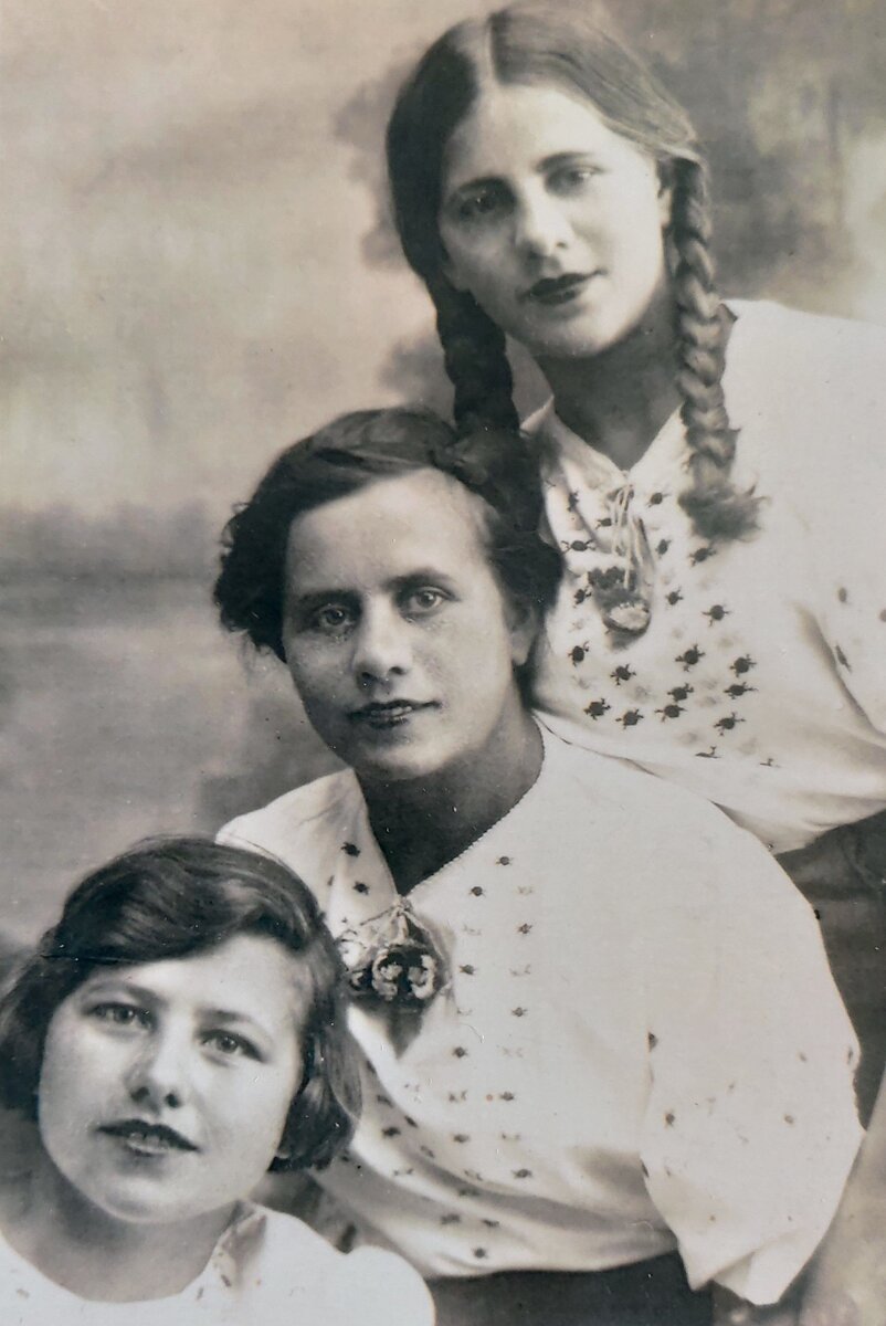 С сестрами на каникулах. Валентина - вверху, снизу - ее сестра Тамара, с которой героиня провела самые тяжелые первые годы Блокады.