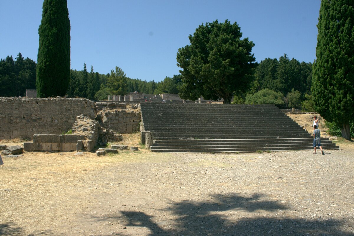 Фрагмент территории медицинского комплекса. Что выглядит красиво -все восстановлено
