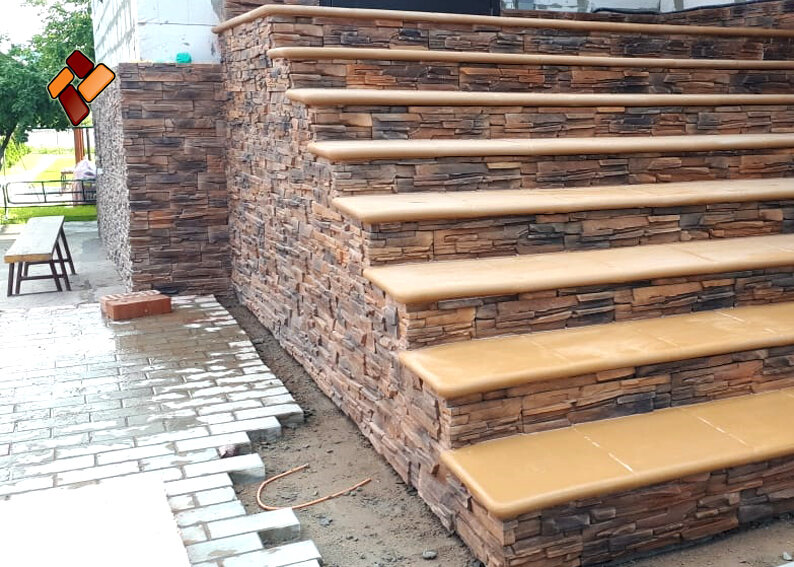 Обновленное крыльцо, ступени "медовые". 