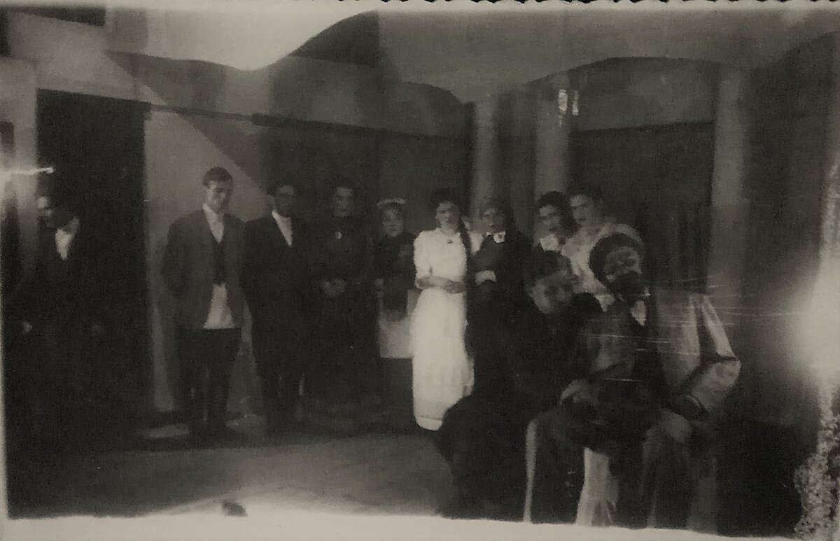 точно не скажу, так как спросить уже не у кого, но кажется, это "Егор Булычёв" М. Горького. 60-е годы 20 века. Старый деревянный дом культуры с покосившимися полами и  кривой сценой.