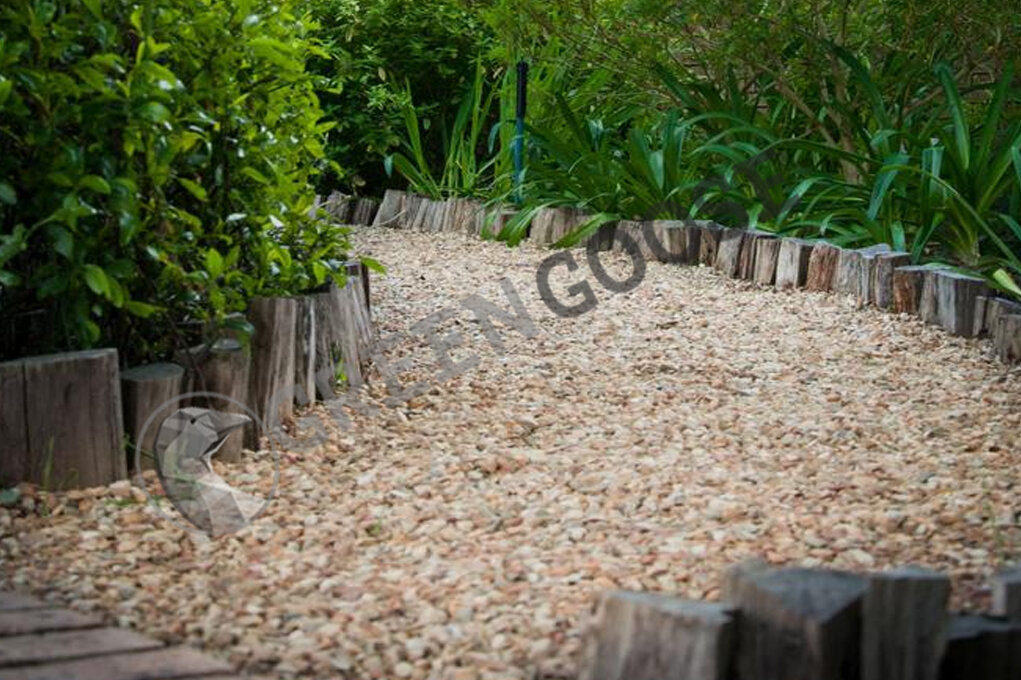  Дорожки из гравия, как правило обустраивают с бордюром, который препятствует расползанию гравия