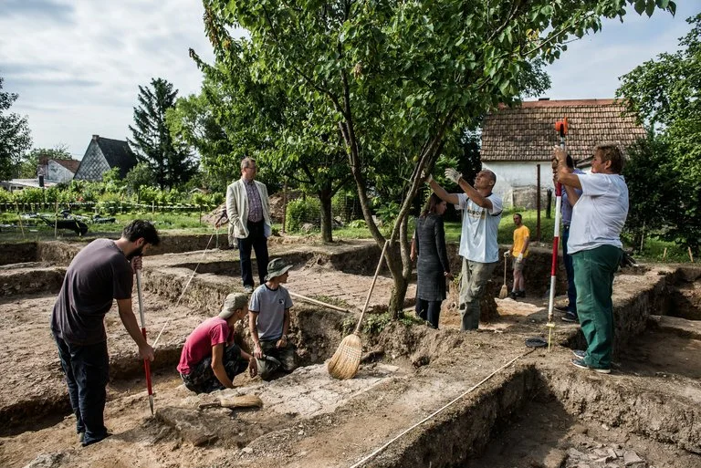 Фото из доступных источников. Археологи обнаружили постройки по плану похожие на селение Тюрбек ,  созданное в 1664 году. Там присутствовала мечеть с мавзолеем, монастырь дервишей и казармы.