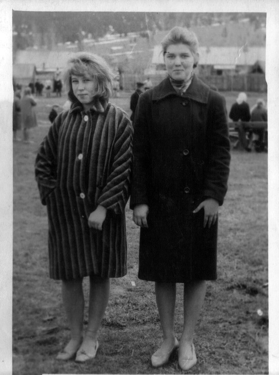 Две подружки, две одноклассницы выпуска 1966 года. п. Спасск.