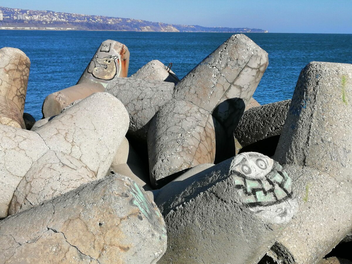 Многие защитные камни и бакены разрисованы. Декабрь 2019 года, фото автора.