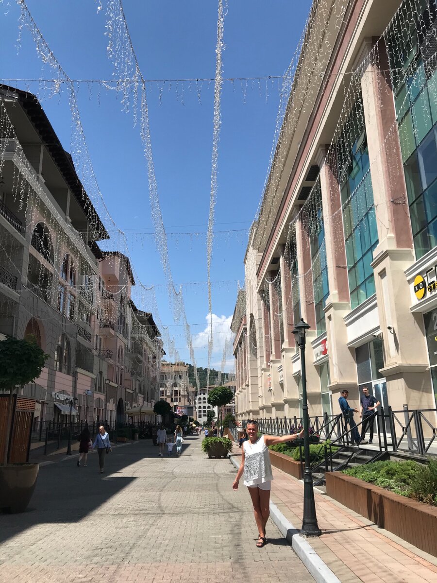 Эсто-Садок , фонарь и Ясинская