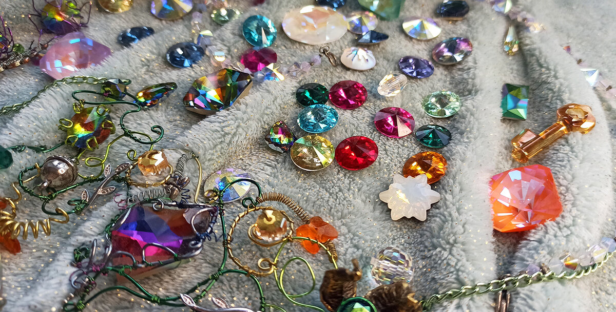 На переднем плане - лимитированные формы и цвета из последних коллекций Сваровски