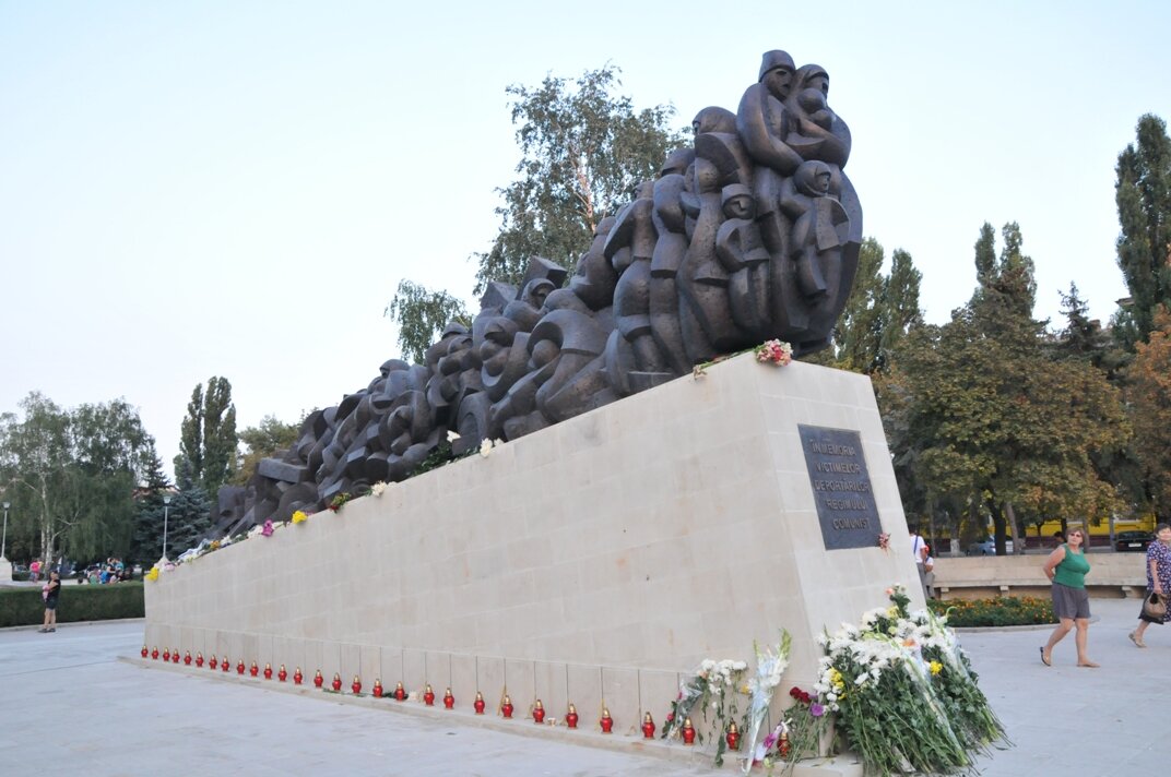 Памятник сталинским жертвам. Памятники репрессированным в Молдове. Мемориал жертвам сталинских репрессий. Памятник жертвам ГУЛАГА Кишинёв.