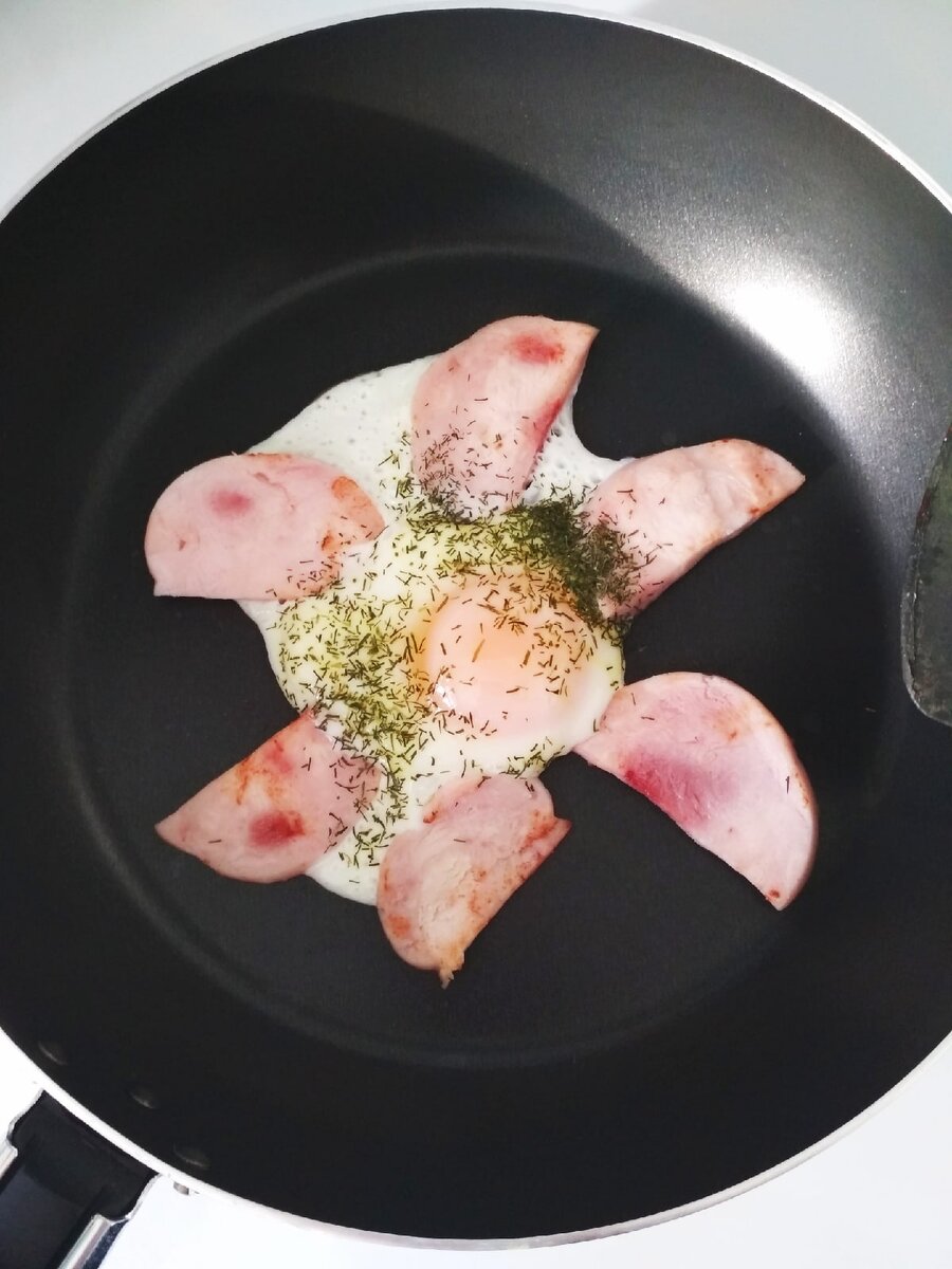 Посыпала укропчиком. Так вкуснее:)