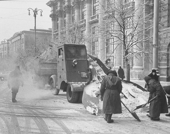 Уборка снега в Москве, 1950-е. Фото взято из открытых источников: fishki.net