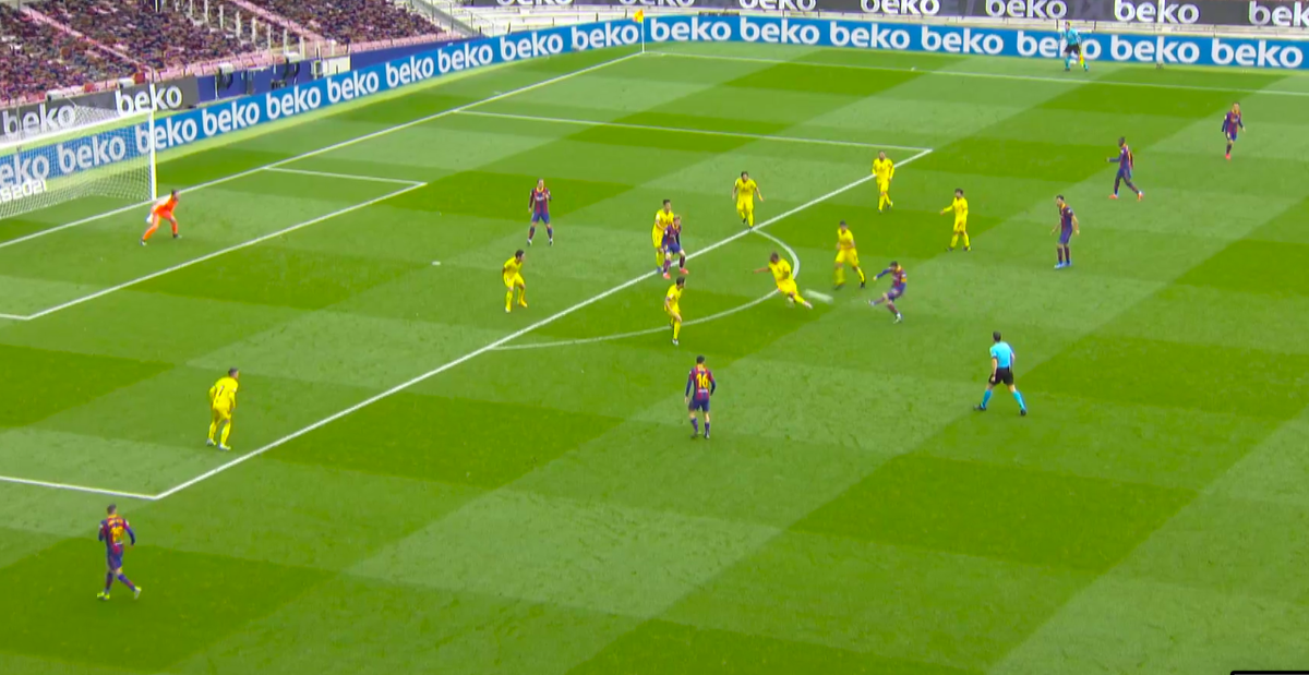 Момент удара Лео Месси из-за пределов штрафной