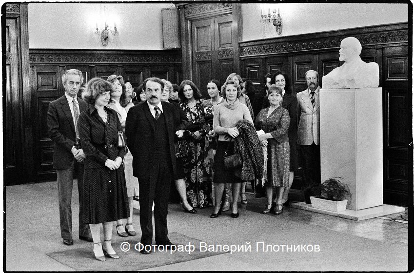 Свадьба ТОНИНО и Лоры ГУЭРРА (Элеоноры Яблочкиной). Слева стоит свидетель - Микаланджело Антониони. Снято 1977/09/13 