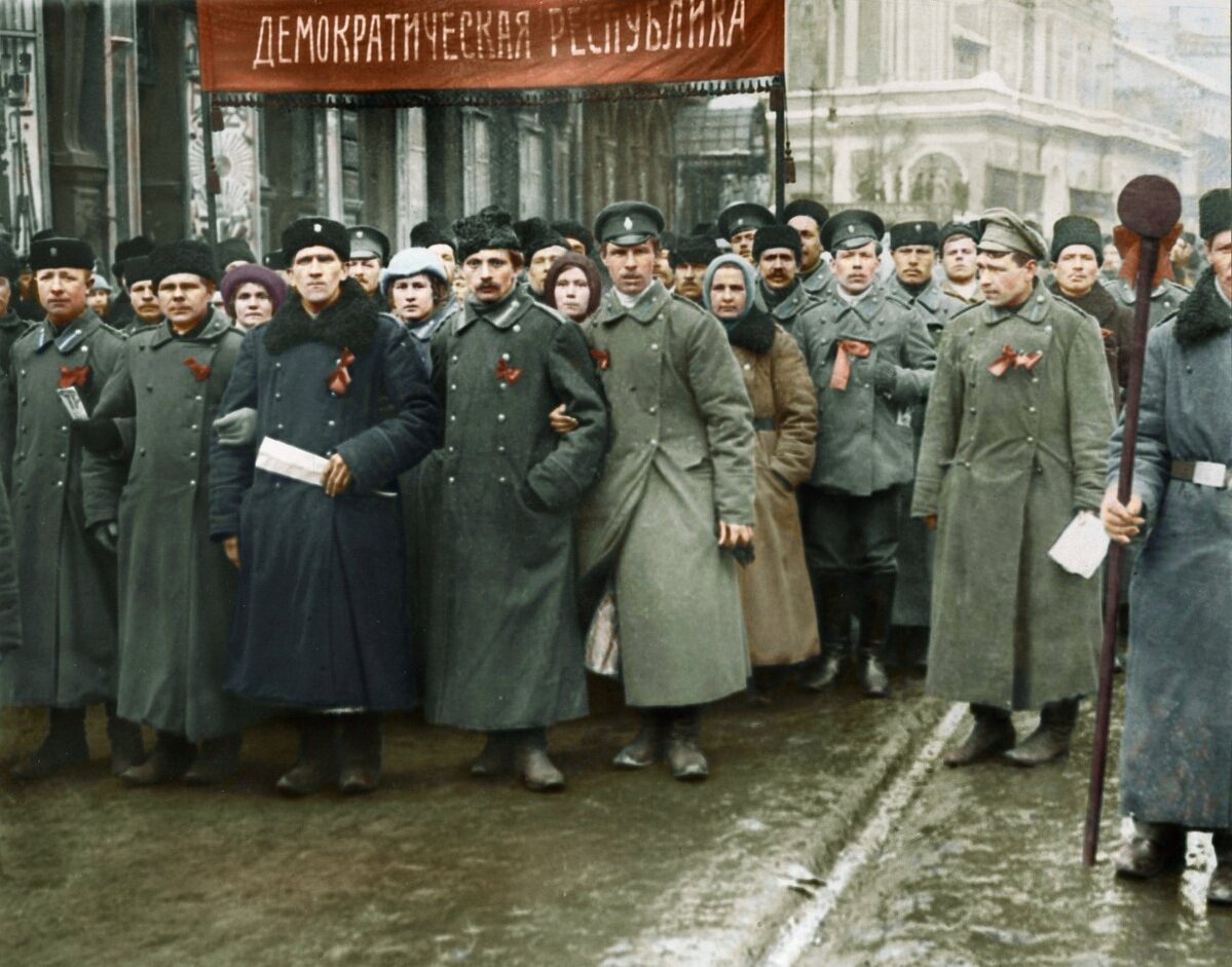 Фотография марта 1917 года. Современная колоризация. Обратите внимание. Надпись на флаге: "Да здравствует демократическая республика".