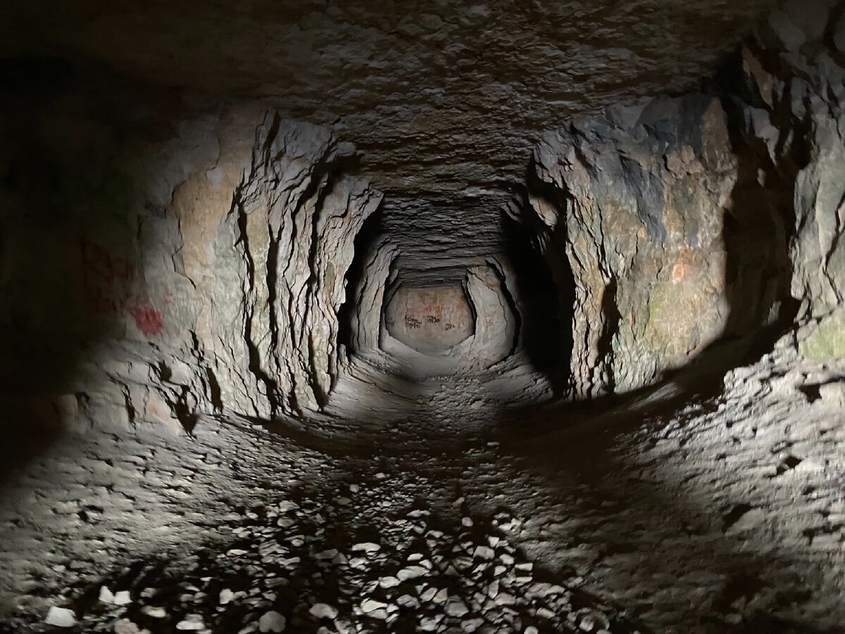 огонь в пещере. прятаться в пещере. прятаться в пещере. пещера в которой прятался китаец. прятаться в пещере.