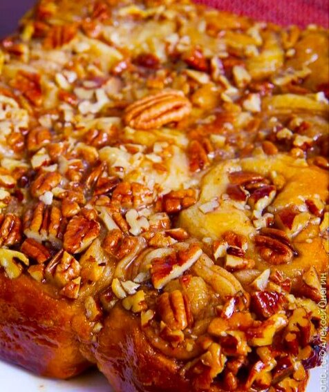 Если у вас нет орехов пекан, булочки можно испечь с обычными грецкими орехами. 