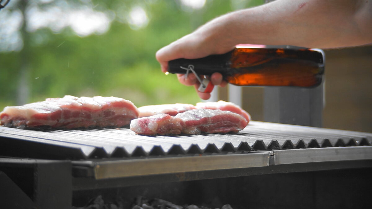 Фото автора: так жарится мясо с использованием ароматной воды. 
