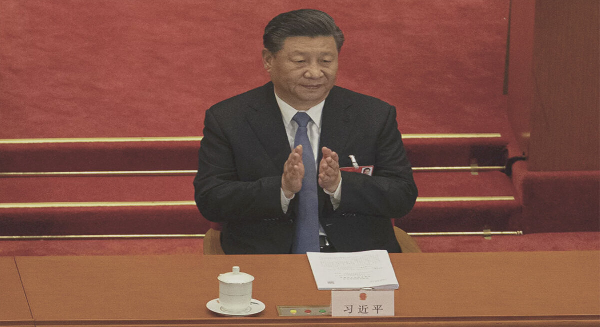 Си Цзиньпин выступает на собрании, которое посвящено проблеме бедности в КНР