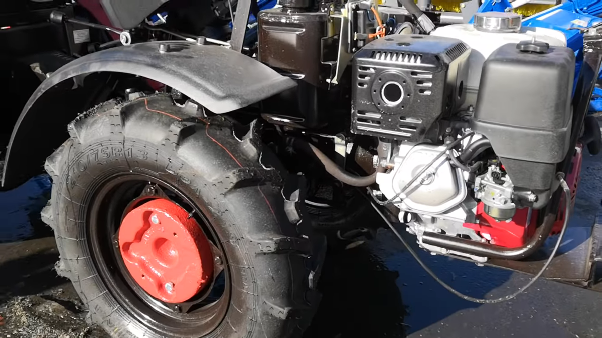 Под капотом минитрактора мотор HONDA 11.7 л.с.