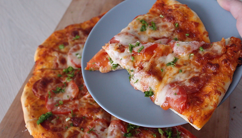 Только представьте, нежное тесто, кисло-сладкий соус, острые колбаски и много тянущегося сыра. Вкуснятина.