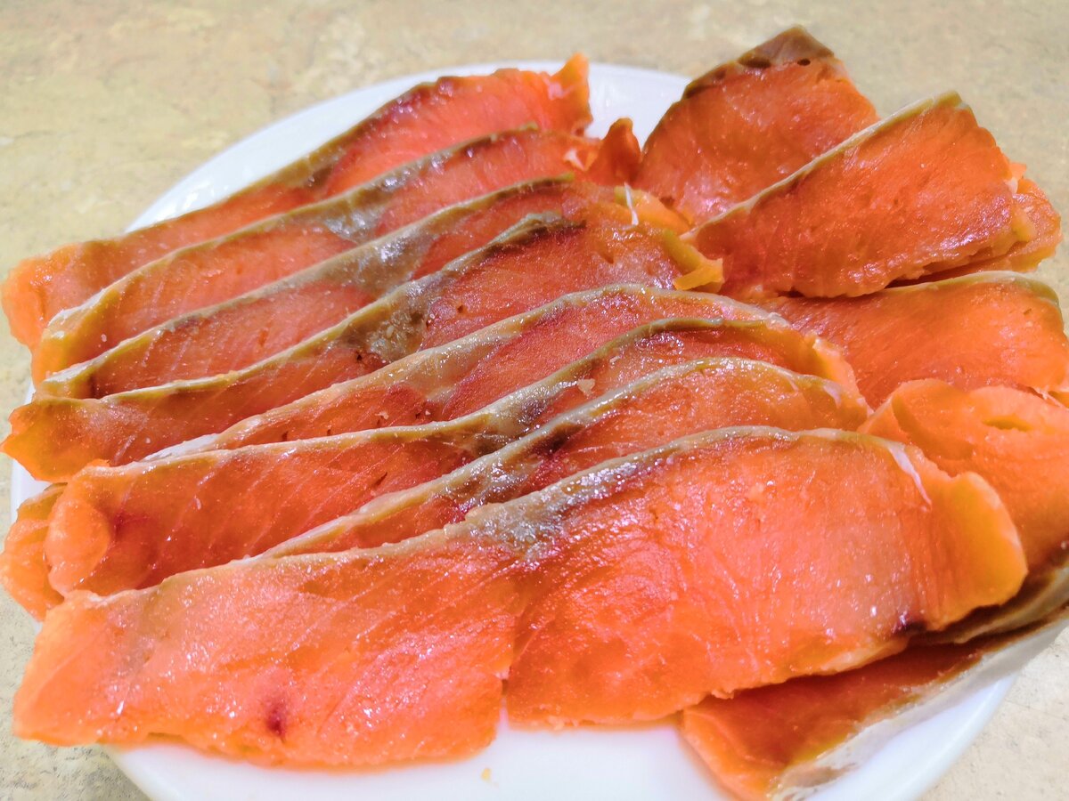 Как вкусно засолить красную рыбу: простой рецепт, который сделает ее божественной