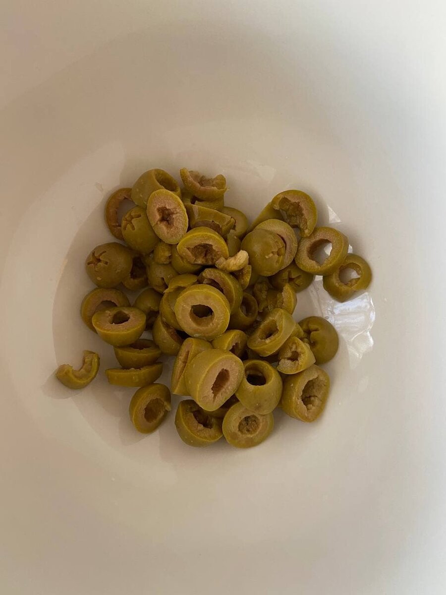 Нарезать оливки кружочками