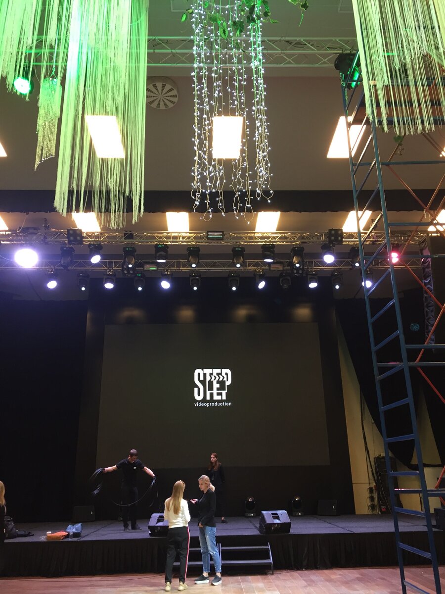 Подготовка к проведению свадебного банкета с выводом трансляции на экраны в зале