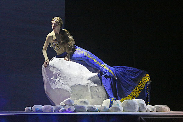 Сначала Русалочка спокойно сидит на камушке.