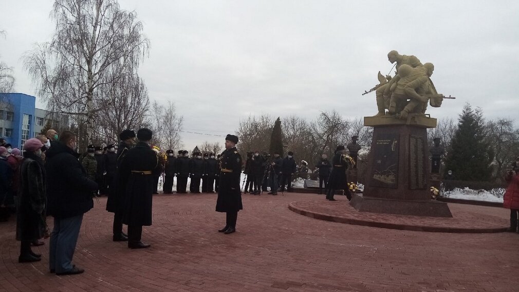 20 лет подвигу. Воинам-десантникам 6-й роты 104-го парашютно-десантного полка. Памятник круговая оборона Брянск.