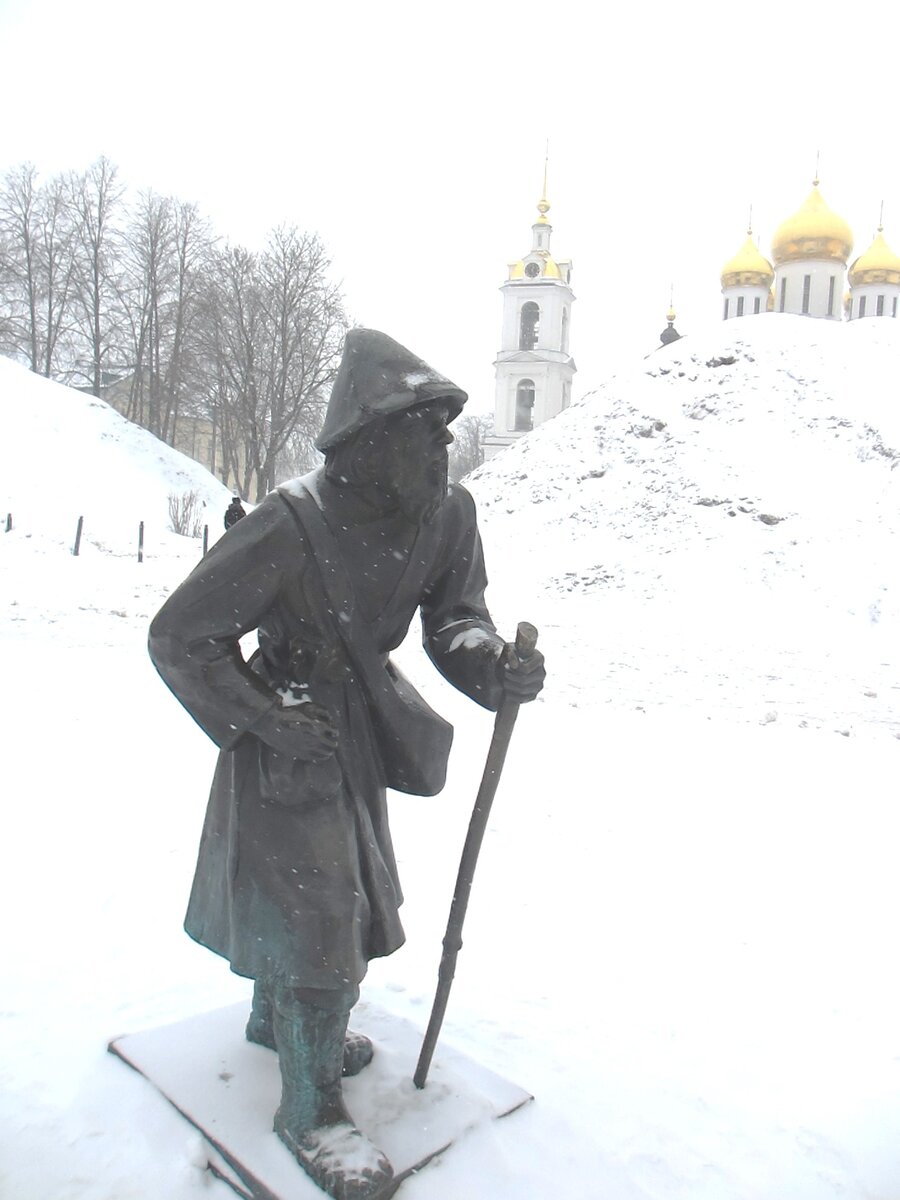 Памятник в подмосковном Дмитрове сфотографирован автором статьи 