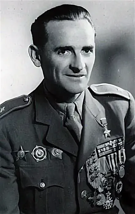 Источник фото: http://new.warheroes.ru:8080/hero/hero.asp?Hero_id=1557