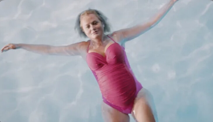 актриса Анна Михалкова в купальнике у бассейна отеля