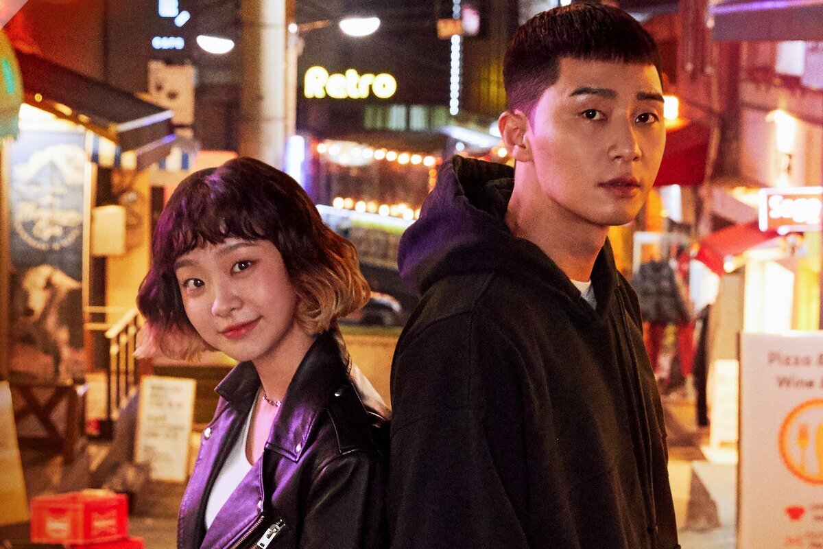 Кадр из дорамы "Итэвон класс"