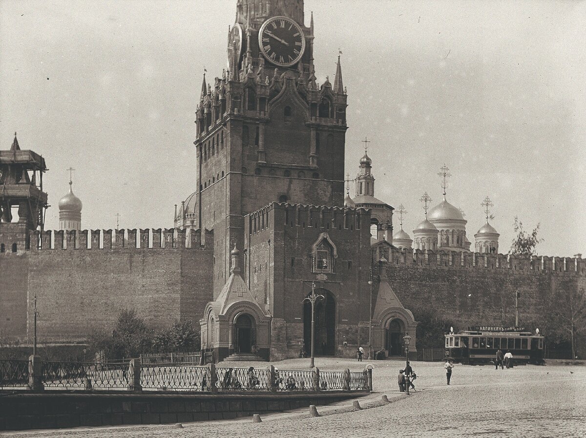 Спасская башня Московского Кремля. Хорошо видно, что Красная площадь вымощена булыжником, который исчез к  1918 г.